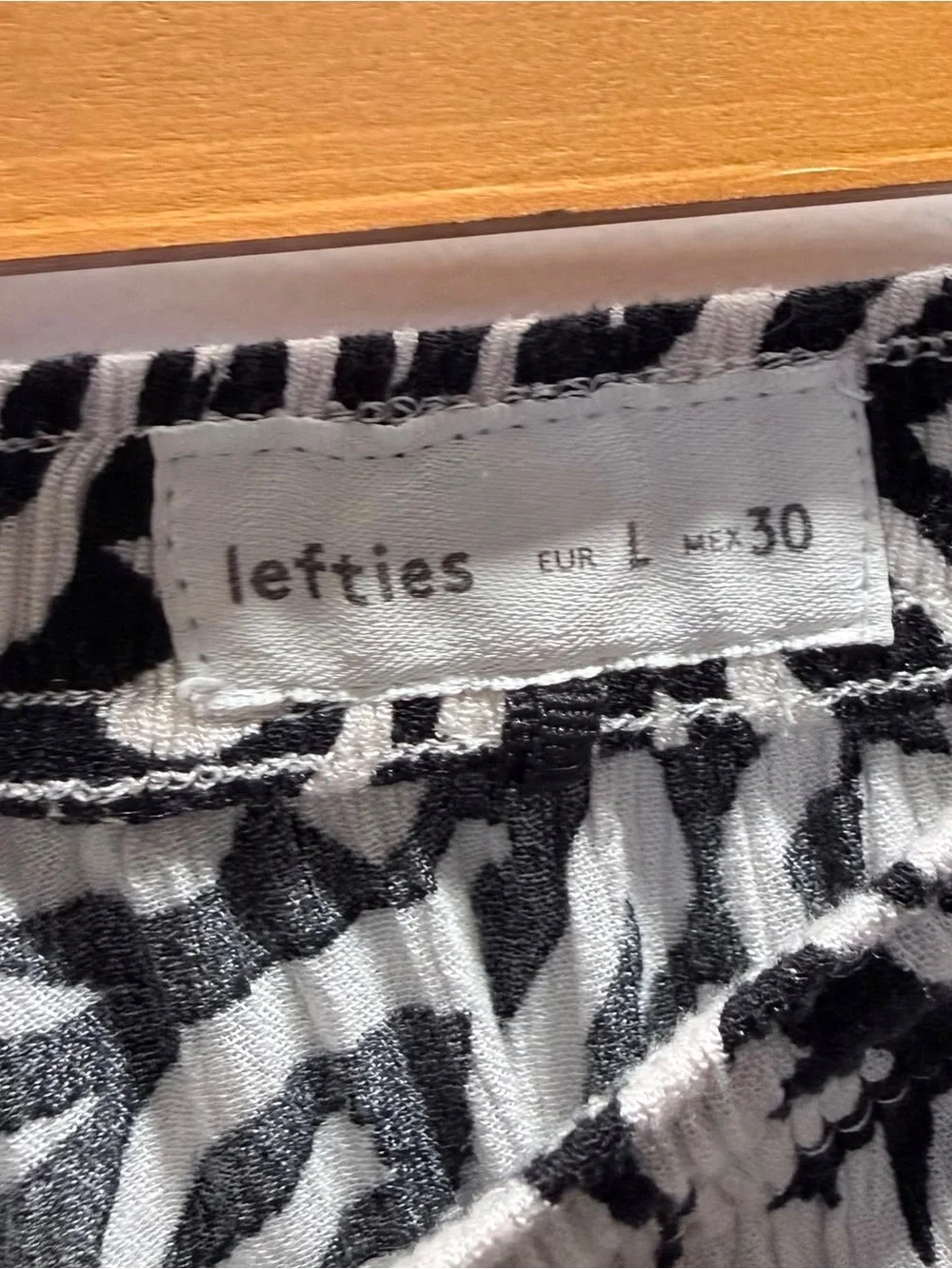 Lefties Black & White Abstract Print Wide Leg Ankle Pants Size L - Picture 3 of 6